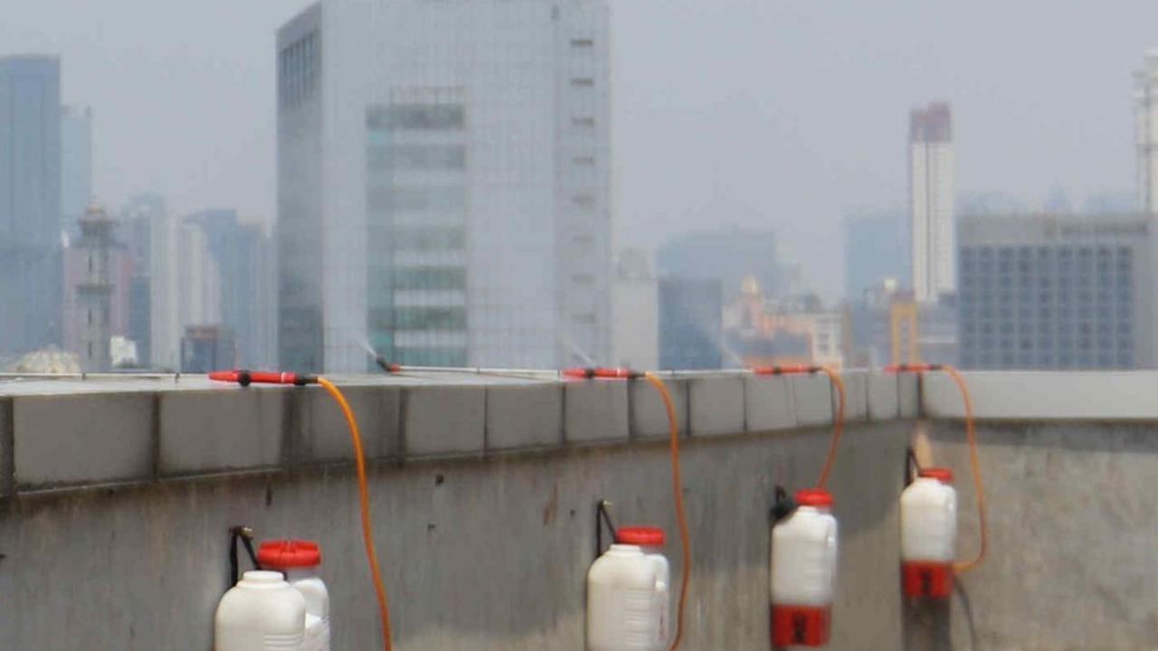 Penyemprotan air untuk mengurangi polusi udara itu, menurut Heru dilakukan di Balai Kota DKI hingga kantor-kantor wali kota.<br>