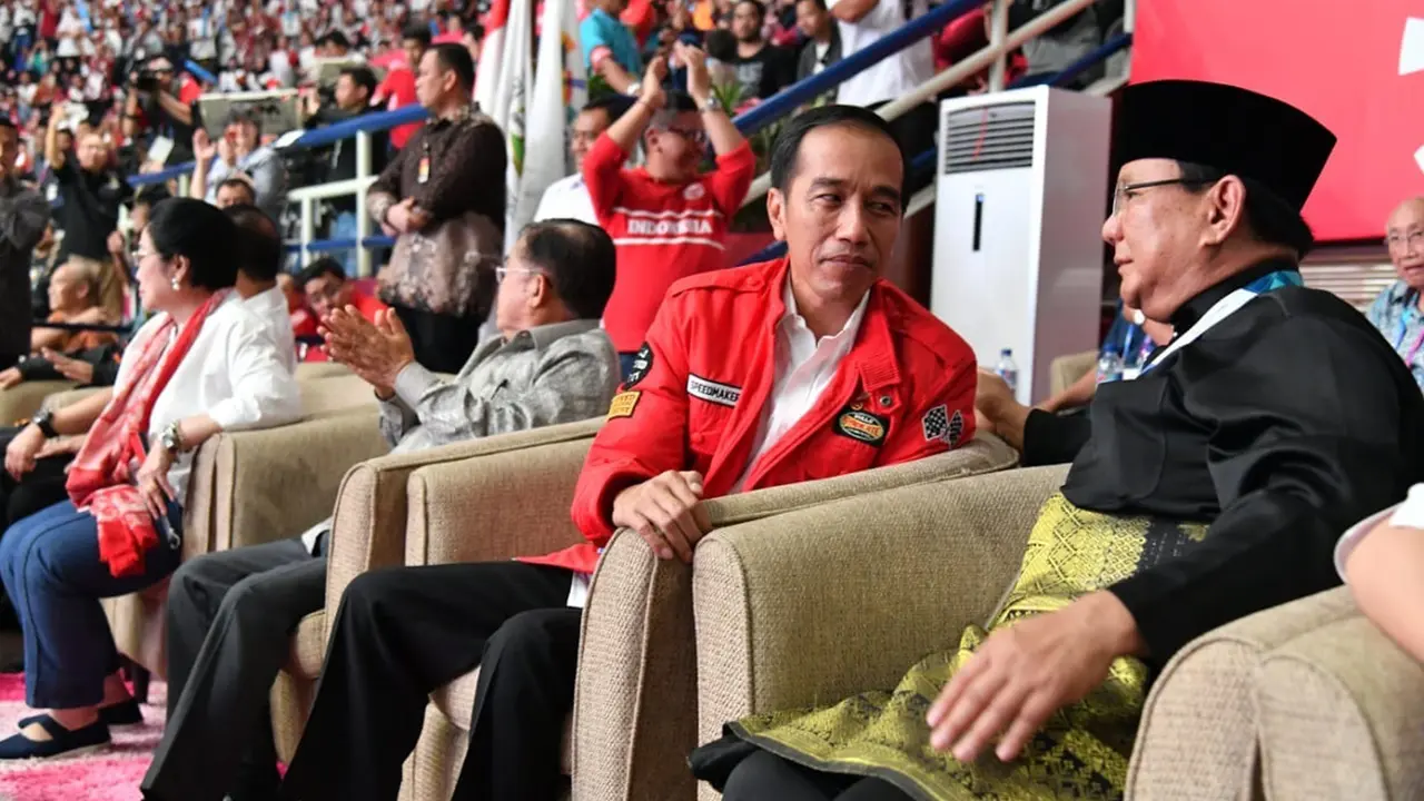 Potret Jokowi - Prabowo Peluk Atlet Silat Peraih Emas Asian Games 2018