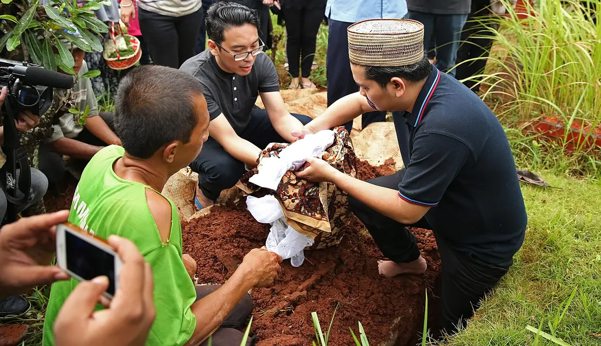 Di TPU Kamboja, Radio Dalam, Jakarta Selatan, Rabu (1/2/2017) pagi, air mata Bekti terlihat usai ia menguburkan sendiri jenazah anaknya. Tangisan Bekti yang pecah saat itu membuat para pelayat ikut bersedih. (Bambang E. Ros/Bintang.com)
