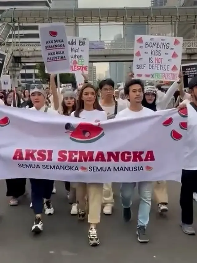 Najwa Shihab turun ke jalan menyuarakan dukungan terhadap rakyat Palestina yang terdampak perang Israel melawan Hamas. Ia bagi-bagi 1.000 semangka. (Foto: Dok. Instagram @kitabisacom)