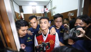 Seperti diberitakan sebelumnya,dalam kasus ini Vadel Badjideh dijerat dengan pasal 81 ayat 2 jo Pasal 82 ayat 1 Undang-Undang Nomor 35 Tahun 2014 tentang Perlindungan Anak, Pasal 77A ayat 1 Undang-Undang Perlindungan Anak, serta Pasal 348 KUHP. (Kapanlagi.com/Budy Santoso)