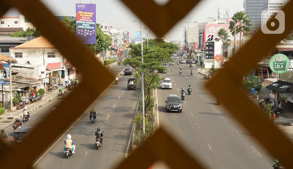 Kendaraan melintas di Jalan Margonda Raya, Depok, Jawa Barat, Sabtu (25/7/2020). Penerapan tilang elektronik di Kota Depok diberlakukan untuk menekan pelanggaran lalu lintas. (Liputan6.com/Immanuel Antonius)