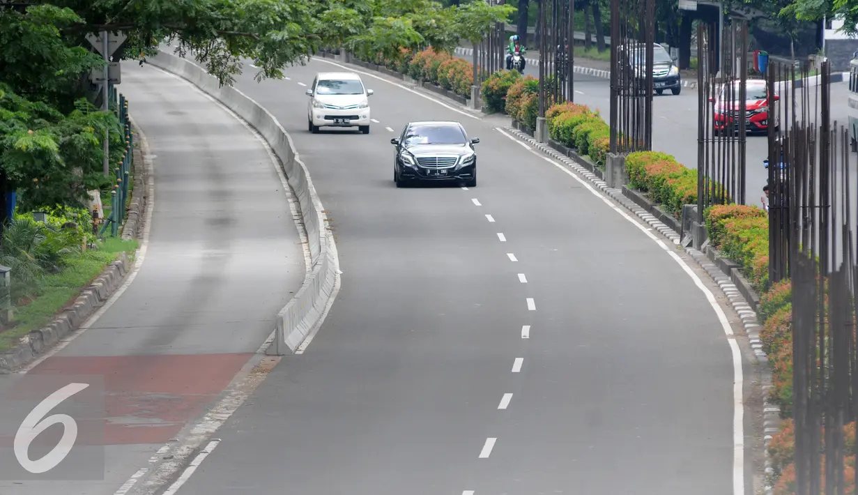 Suasana lalu lintas di Jalan HR. Rasuna Said, Jakarta, Senin (11/7). Meski libur Idul Fitri telah usai namun beberapa ruas jalan di Jakarta masih lengang. (Liputan6.com/Helmi Afandi)