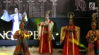 Artis opera Tiongkok, Chu Lan Lan tampil menghibur penonton pada pertunjukan Beijing Opera, di Lippo Mall Kemang, Jakarta, Minggu (16/9). Pertunjukkan ini mengusung "Elegancy in Heart and Live Happily Ever After" (Liputan6.com/Fery Pradolo)