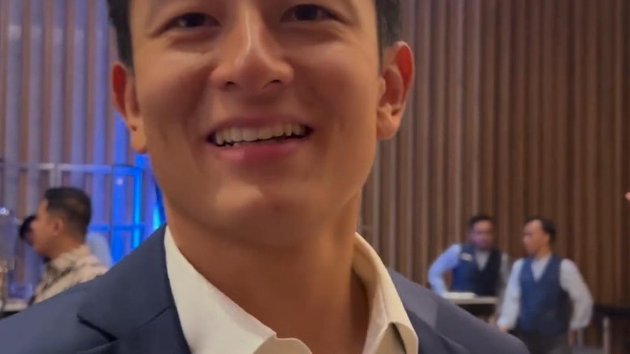 Rio Haryanto tersenyum bahagia saat tertangkap kamera Incess Nabati di sebuah acara