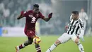Bek Torino Wilfried Singo berebut bola dengan bek Juventus Mattia De Sciglio dalam pekan 26 Serie A Liga Italia di Allianz Stadium, Sabtu (19/2/2022) dinihari WIB. Juventus ditahan imbang Torino 1-1. (Spada/LaPresse via AP)