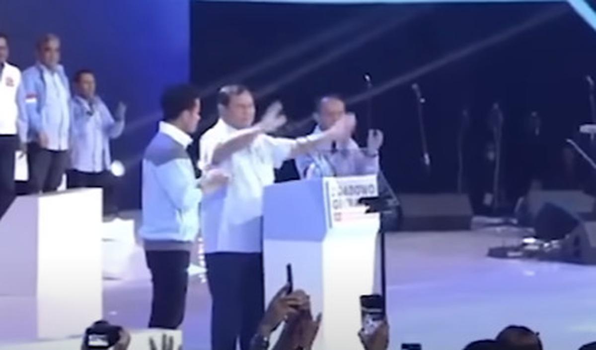 Kedatangan keduanya sekaligus memenuhi undangan dari simpatisan dan relawan kaum muda pendukung Prabowo-Gibran.