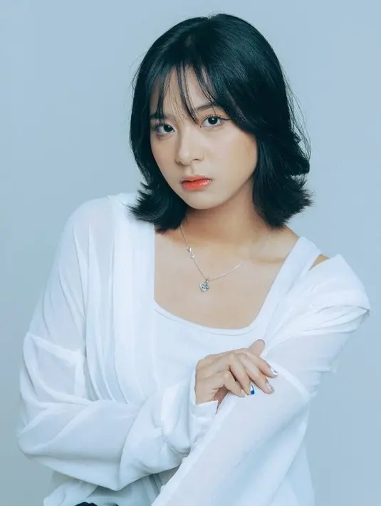 <p>Diketahui Zee adalah anak dari presenter Fadli Akhmad. Ayahnya adalah saudara kembar dari Fadlan Muhammad, suami dari Lyra Virna. [Foto: instagram.com/jkt48.zee]</p>