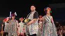 Melansir tulisan yang tertera di unggahan foto akun instagram @lafw, gaun panjang JAJAKA karya Ivan Gunawan ini dinobatkan menjadi Gaun terfavorite di LAFW SS17. (Instagram/Ivan_gunawan)