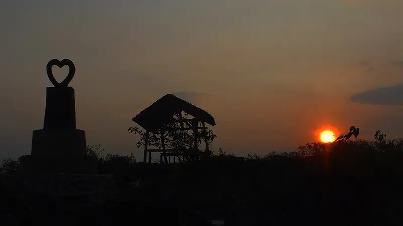 Mengejar Senja di Bukit Cinta Warisan Belanda