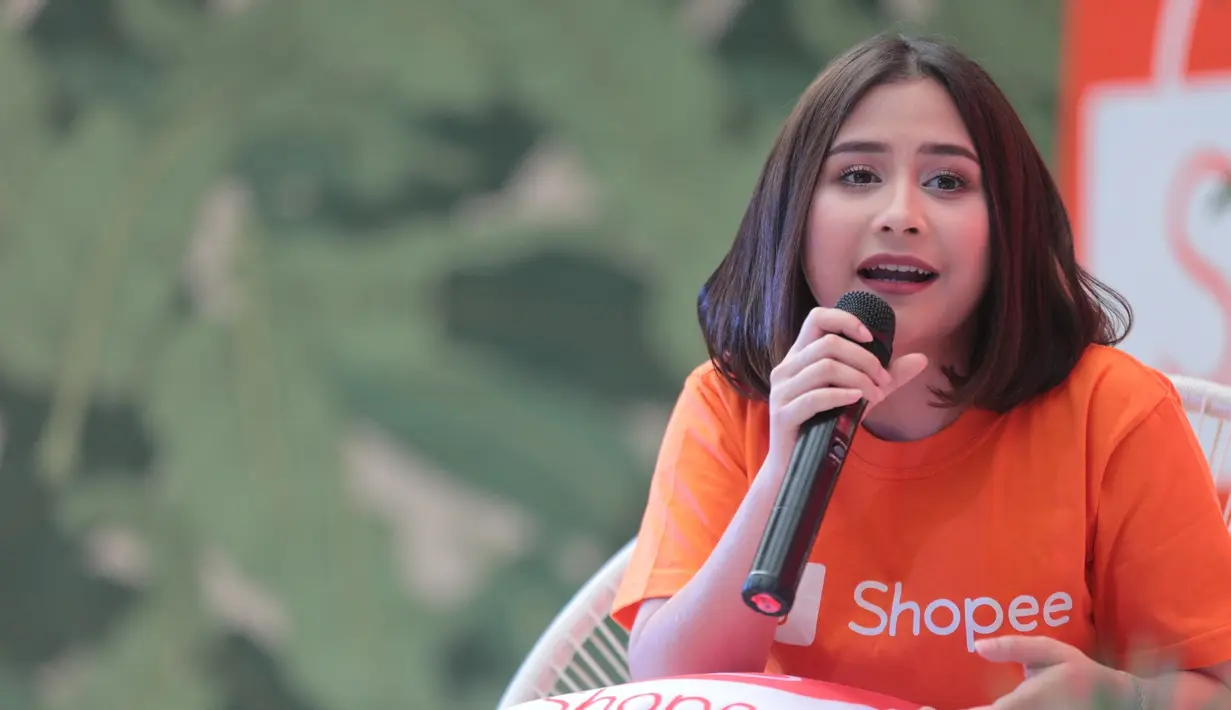 "Lupa aja gitu karena kebiasaan sibuk sama diri sendiri kan jadi pas punya pacar yaudah aku sama Maxime juga saling support, bukan yang so sweet dan kaya di fairytail atau dongeng jadi ya jalanin aja gitu," lanjutnya. (Adrian Putra/Bintang.com)