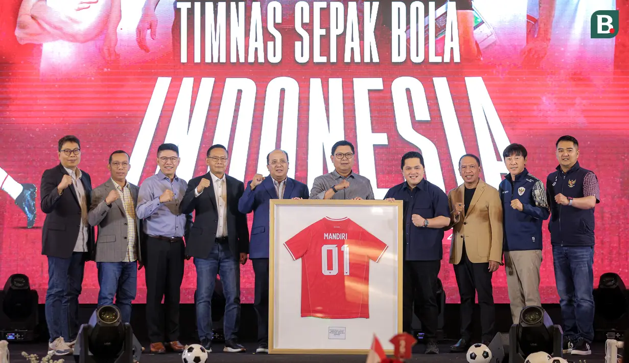 <p>Direktur Utama Bank Mandiri, Darmawan Junaidi (tengah) bersama jajaran Bank Mandiri berfoto bersama dengan ketua umum PSSI Erick Thohir, wakil ketua PSSI Zainudin Amali, Pelatih Timnas Indonesia Shin Tae-yong, dan Direktur PT Garuda Sepak Bola Indonesia Marsal Masita dalam acara penandatanganan kerjasama antara Bank Mandiri dan PSSI di Plaza Mandiri, Senayan, Jakarta, Jumat (23/08/2024). (Bola.com/Bagaskara Lazuardi)</p>