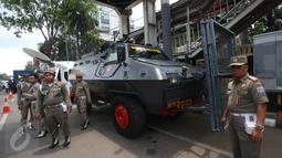 Barracuda disiagakan di depan Kantor KPUD DKI Jakarta, Rabu (21/9). 364 personel gabungan dari Polda Metro dan Polres Jakpus disiagakan untuk mengamankan pendaftaran calon gubernur dan wakil gubernur Pilgub DKI 2017. (Liputan6.com/Immanuel Antonius)