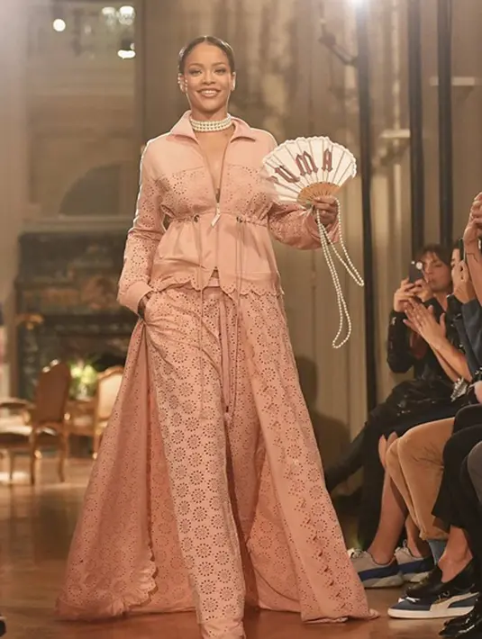 Hubungan yang selama ini terjalin memang terkesan baik-baik saja. Namun siapa sangka jika masalah kerap menemani kehidupan mereka. (Instagram/badgalriri)