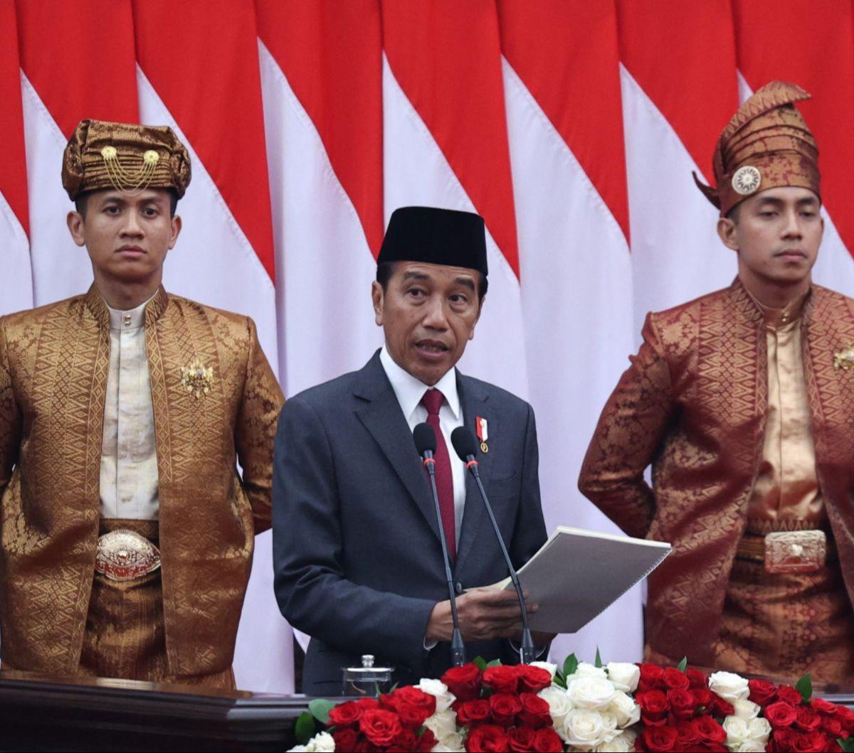 Presiden Joko Widodo atau Jokowi menyampaikan pidato dalam Sidang Paripurna DPR RI Masa Persidangan I DPR Tahun Sidang 2024-2025 di Ruang Nusantara Gedung DPR, Senayan, Jakarta, Jumat (16/8/2024). Pidato Jokowi terkait Keterangan Pemerintah atas RUU tenta