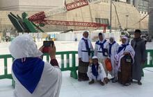 Gaya narsis jemaah haji foto-foto di lokasi crane jatuh
