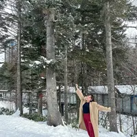 Dalam salah satu potret, Ayu Dewi terlihat memadukan kaus dan celana panjang basic dengan coat panjang yang menjadi elemen kunci dalam tampilannya.