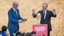 Presiden Rusia Vladimir Putin dan Presiden FIFA, Gianni Infantino saat memperlihatkan trofi Piala Dunia dalam pembukaan upacara  "FIFA World Cup Trophy Tour" di stadion Luzhniki di Moskow (9/9). (AFP Photo/Mladen Antonov) 