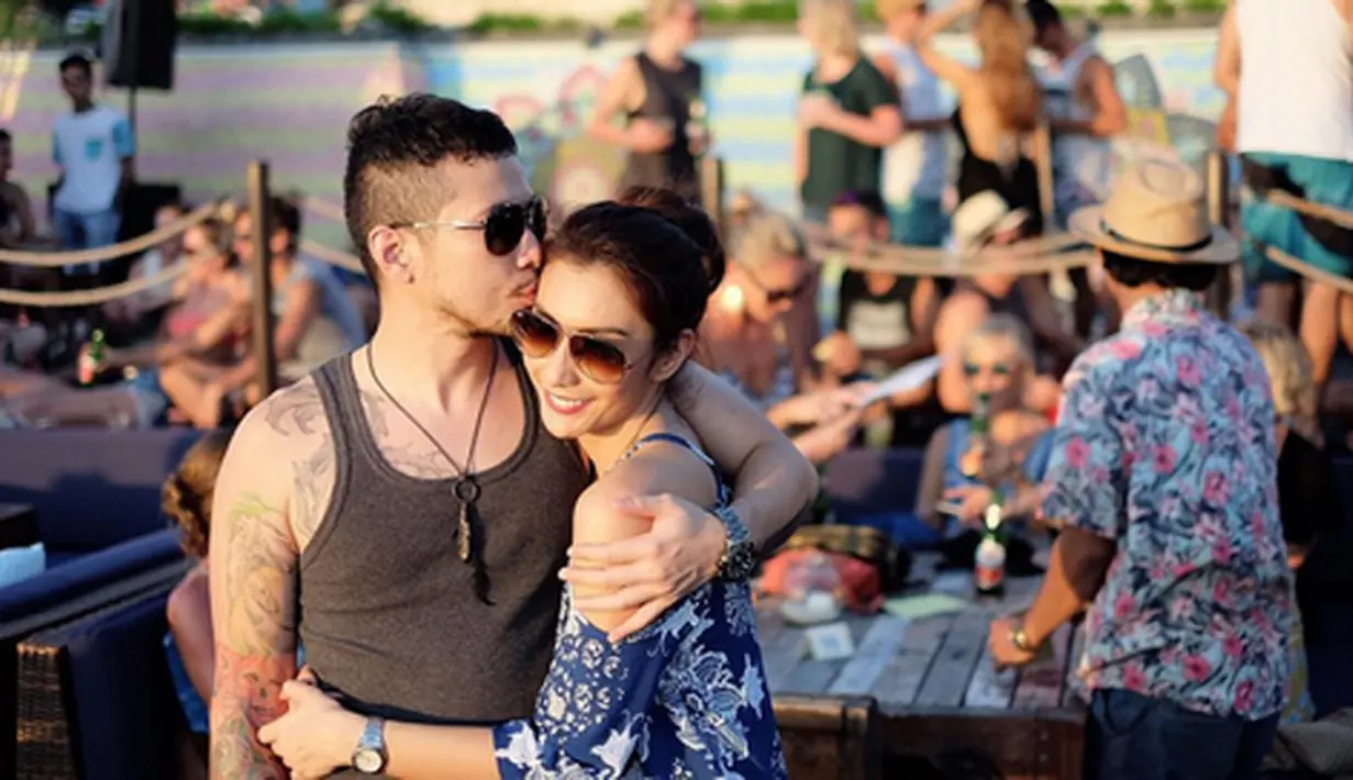 Bikini terkesan aneh bagi nitizen yang dikenakan oleh artis yang sering tampil seksi ini membuat nitizen berdedat. Lantaran, celana yang dikenakan Tyas sampai menutup perutnya. (Instagram/tyasmirasih)