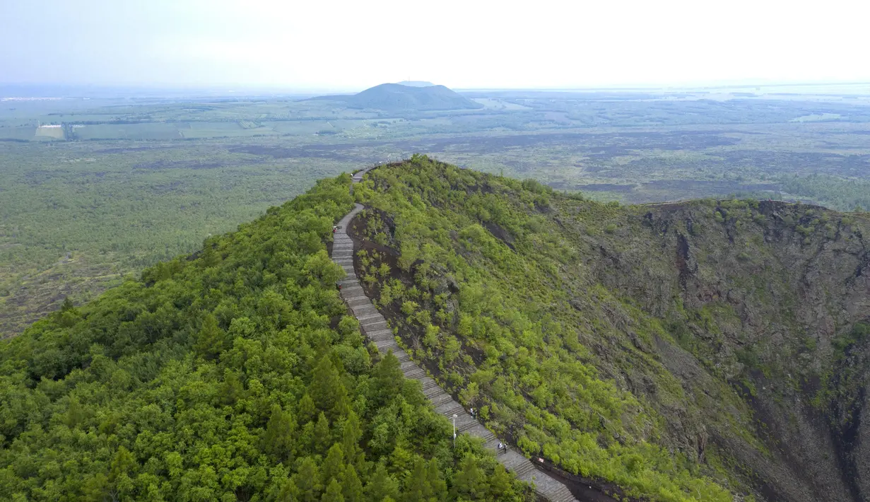 Pemandangan objek wisata Wudalianchi di Heihe, Heilongjiang, China, Jumat (3/7/2020). Wudalianchi atau lima danau bendungan lava memiliki geomorfologi dan geologi gunung berapi tipikal yang masih utuh serta dianggap sebagai Museum Gunung Berapi Alami oleh kalangan geolog. (Xinhua/Xie Jianfei)