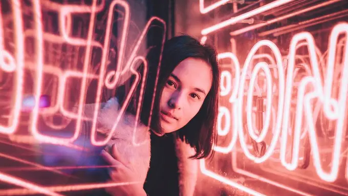 [Bintang] Dari Pantai Sampai Jalan Bersalju, Chelsea Islan Tunjukkan Gaya Travelling Seru yang Stylish