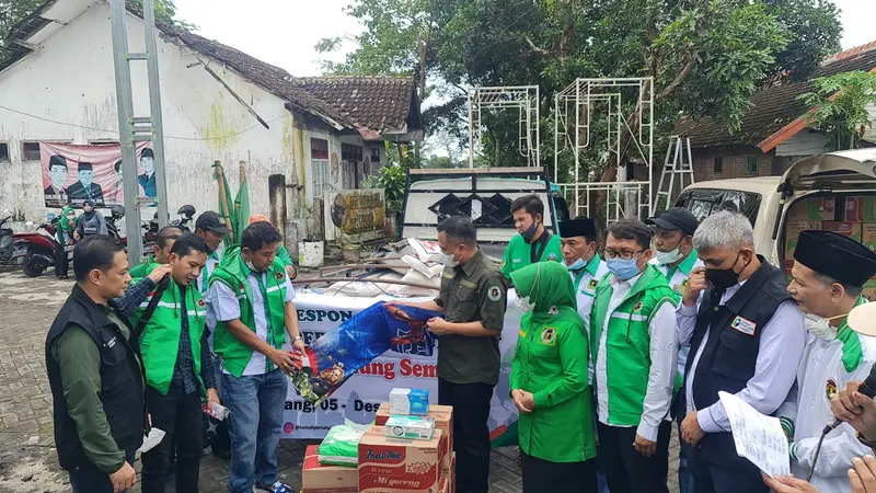 PPP menyalurkan bantuan melalui Pos PETIGA Peduli yang didirikan di kantor DPC PPP Lumajang. (Foto: Istimewa).