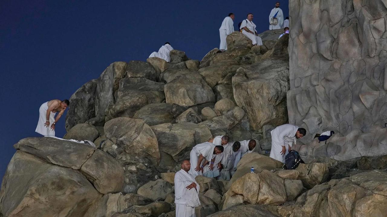 FOTO: Khusyuk Jemaah Haji Berdoa di Jabal Rahmah