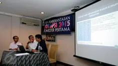 Peneliti ICW, Febri Hendri AA (tengah) menunjukkan grafik 10 Kejati yang menunggak kasus korupsi saat jumpa pers di Jakarta,  Senin (14/9/2015). ICW mengungkap, kinerja penyidikan kasus korupsi semester I 2015 menurun. (Liputan6.com/Helmi Fithriansyah)