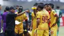 Pelatih Sriwijaya FC, Rahmad Darmawan, memberikan arahan kepada anak asuhnya saat pertandingan melawan PSMS pada laga Piala Presiden di Stadion GBLA, Bandung, Jumat (26/1/2018). Sriwijaya FC menang 2-0 atas PSMS. (Bola.com/M Iqbal Ichsan)