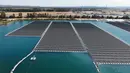 Panel surya fotovoltaik mengapung di kompleks pembangkit listrik O'Mega1 di Piolenc, Prancis selatan (30/7/2019). Pembangkit listrik tenaga surya (PLTS) mengapung pertama di Eropa ini akan beroperasi pada September 2019. (AFP Photo/Gerard Julien)