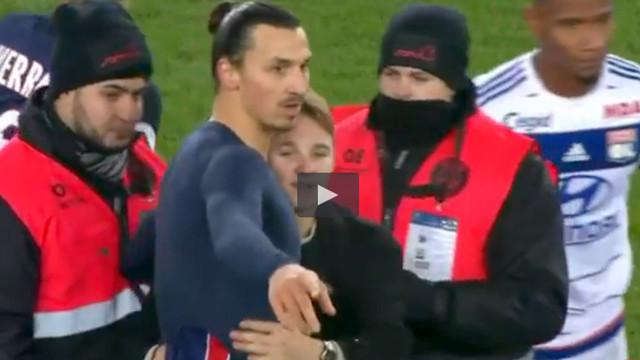 Seorang remaja nekat menerobos sekuriti di Stadion Parc des Princes saat Paris Saint-Germain menjamu Lyon di kompetisi Ligue 1. Remaja tersebut berhasil mendapat jersey Zlatan Ibrahimovic idolanya.
