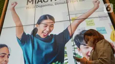Model melihat perangkat komunikasi pada peluncuran MiAssurance Protection Plan (MiAction) di Jakarta (8/11/2021). MiAction, merupakan asuransi dwiguna individu untuk melindungi dan mempersiapkan nasabah terkait kebutuhan dan tujuan finansial di masa depan. (Liputan6.com/HO/Eko)