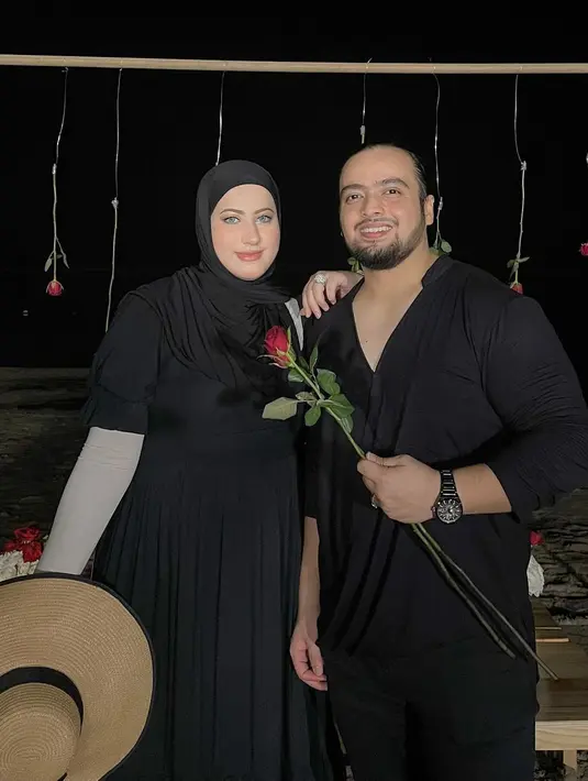 <p>Salah satu inspirasi pakaian kembar serba hitam ala Tasyi Athasyia di momen sang suami memberikan surprise dengan membuat dinner romantis di pinggir pantai. (FOTO: instagram.com/tasyiiathasyia/)</p>