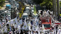 Sejumlah Massa FPI memblokir jalan ke arah menteng dari kuningan saat mengelar aksi, Jakarta, Senin (4/4). Dalam Aksinya tersebut mendesak agar di periksannya Gubernur Jakarta, Ahok terkait Korupsi Rs Sumber waras. (Liputan6.com/Helmi Afandi)