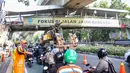Sebuah truk  truk towing pengangkut alat berat (crane)  tersangkut dan merusak  jembatan penyeberangan orang (JPO) di Jalan Raya Kapten Tendean, Jakarta, Selasa (14/07/2026).