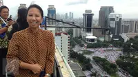 Menteri BUMN, Rini Soemarno saat memantau demo 2 Desember di atas gedung BUMN, Jakarta, Rabu (2/12). Demo 2 Desember digelar sebagai lanjutan dari aksi 4 November 2016. (Liputan6.com/Ferbian Pradolo)