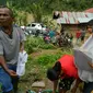 Ultra menunjukan dokumen yang tertimbun di rumahnya akibat banjir bandang Solok Selatan. (Liputan6.com/Novia Harlina)