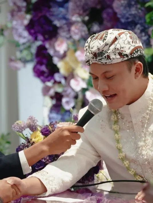 <p>Sambil menjabat tangan wali hakim, Rizky Febian mengucap ijab kabul dengan lantang dalam satu tarikan napas. Dia menikahi Mahalini dengan maskawin berupa uang tunai sebesar 10 juta 50 ribu rupiah, dan logam mulia 20 dan 24 gram. (Foto: Instagram/ axioo)</p>