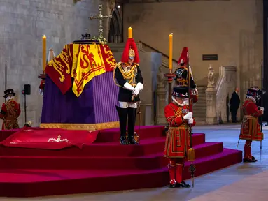 Peti jenazah Ratu Elizabeth II disemayamkan di Westminster Hall, London, Inggris, 14 September 2022. Ratu Elizabeth II meninggalkan Istana Buckingham untuk terakhir kalinya. (Dan Kitwood/Pool via AP)