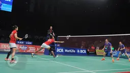 Pertarungan seru babak perempat final BCA Indonesia Open Superseries Premier 2015 antara Nitya/Greysia (kiri) versus Luo Ying/Luo Yu,  Jakarta, Jumat (5/6/2015). (Liputan6.com/Herman Zakharia)