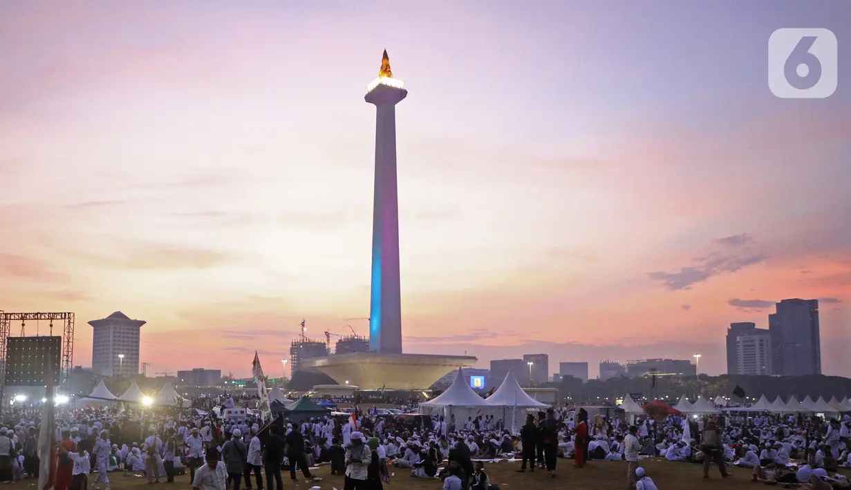 Suasana acara Munajat dan Maulid Akbar 2019 #ReuniMujahid212 di kawasan Monas, Jakarta, Senin (2/12/2019). Aksi dimulai dengan salat tahajud bersama pada pukul 03.00 WIB dan ditutup dengan doa yang berakhir pada pukul 08.00 WIB. (Liputan6.com/Herman Zakharia)