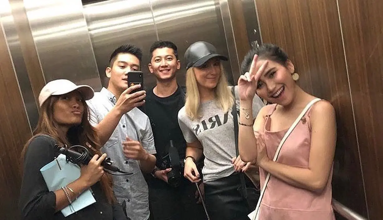 "Nih gaya nggak tuh anak Depok punya squad di mari (Australia) hahaha. Hayo pada mau komen apa lu pade dah hahaha. Pasti ade aje emang gue pikirin hahaha," tulis Ayu Ting Ting di akun Instagramnya. Instagram/ AyuTingTing92)