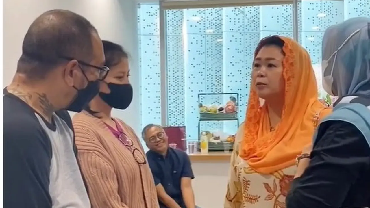 Yenny Wahid berbincang dengan orangtua David saat menjenguk di RS Mayapada. (Istimewa)