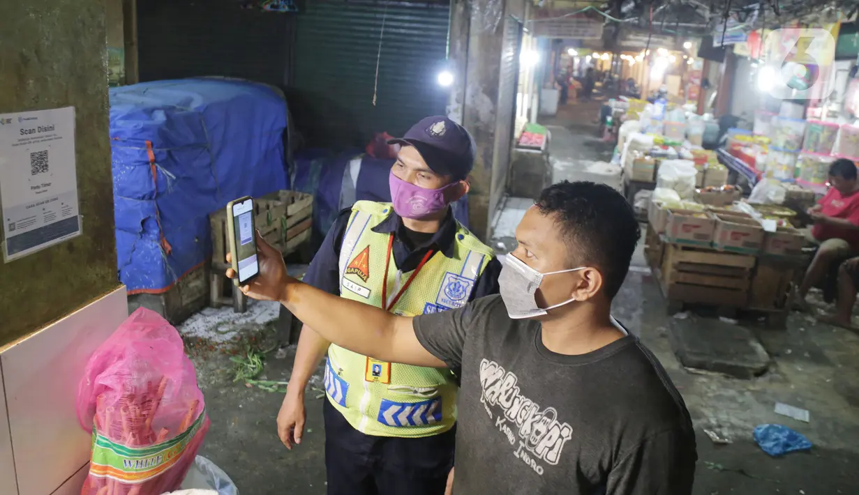 Petugas membantu pengunjung melakukan scan QR code melalui aplikasi PeduliLindungi di Pasar Anyar, Tangerang, Selasa (26/10/2021). PD Pasar Kota Tangerang memberlakukan penerapan aplikasi PeduliLindungi di dua pasar tradisional, yakni Pasar Anyar dan Pasar Poris. (Liputan6.com/Angga Yuniar)