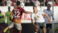 Striker Manchester United, Zlatan Ibrahimovic, melakukan debut saat menghadapi Galatasaray di Stadion Ullevi, Gothenburg, Swedia, Sabtu (30/7/2016). Pada laga uji coba itu MU berhasil menang 5-2 dan Ibra berhasil mencetak gol. (AFP/TT News Agency)