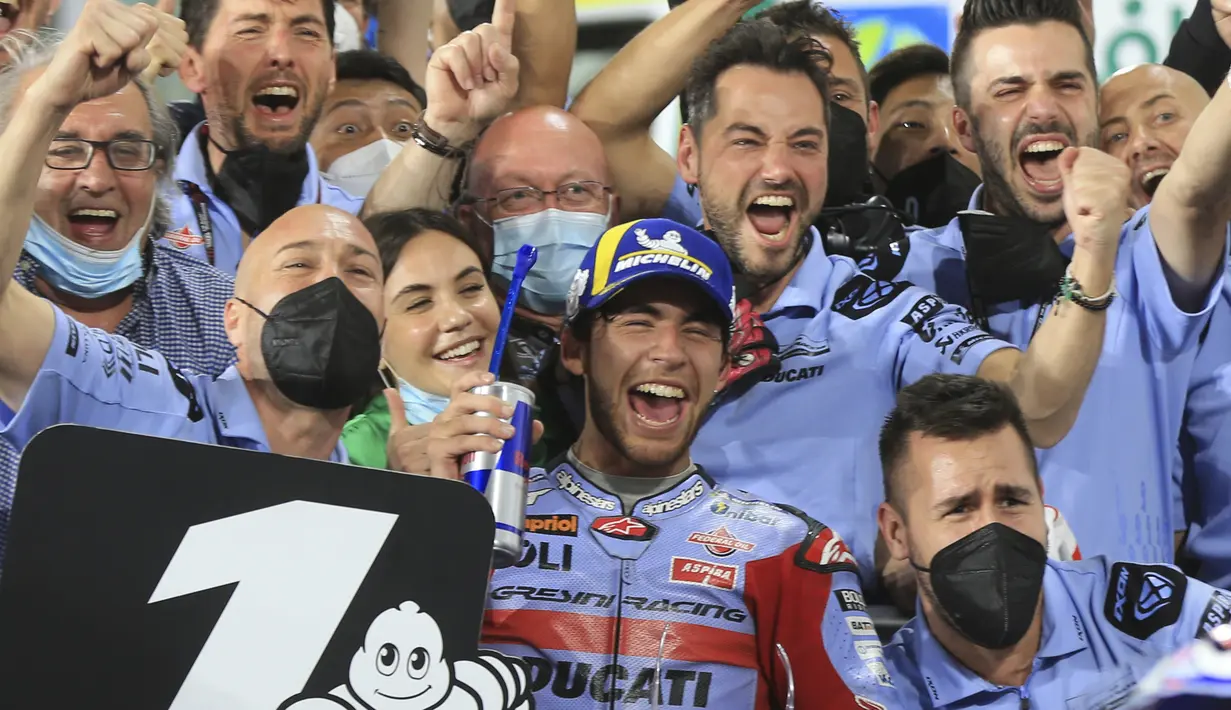 Setelah melewati musim 2021 yang berat bagi tim Gresini Racing, mereka merayakan kembali kemenangan lewat Enea Bastianini yang terakhir diraih 16 tahun yang lalu. (AP/Hussein Sayed)