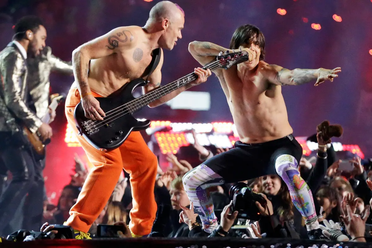 [Bintang] Jauh-jauh ke Irlandia buat Nonton Red Hot Chili Peppers, Pasangan Ini Malah Kecele!
