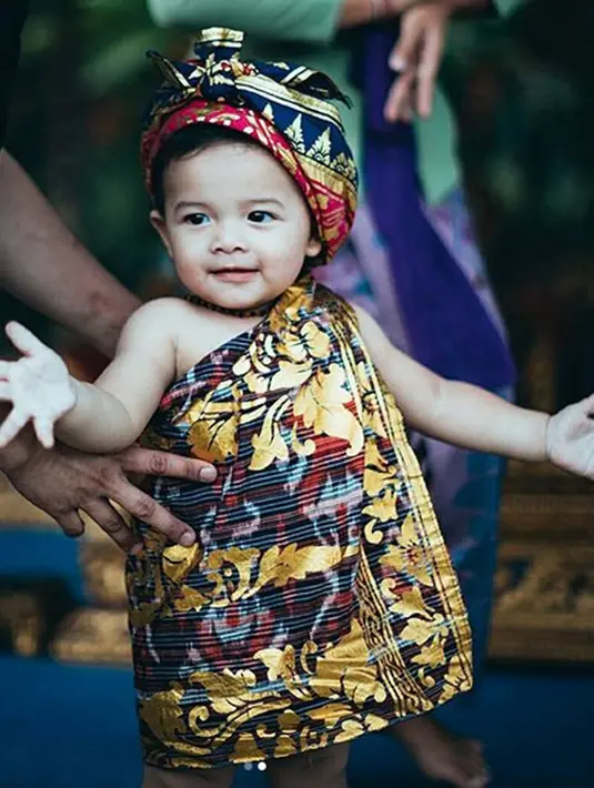 Meski usianya masih terbilang belia, namun anak-anak  Ashanty dan Anang ini sudah berani untuk tampil di depan umum. Nampaknya darah seni sudah mengalir di diri mereka. (Instagram/arsy.arsya)