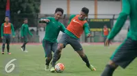 Timnas U-19 berlatih di Stadion UNY jelang AFF 2016 di Vietnam, Yogya, Rabu (31/8). Tiga raihan positif saat uji coba dengan hasil tak terkalahkan menjadi modal yang baik untuk Timnas U-19 menatap AFF 2016. (Liputan6.com/Boy Harjanto)