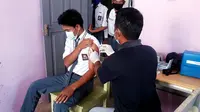 Salah seorang siswa SMA di Mamuju saat menjalani vaksinasi (Liputan6.com/Istimewa)